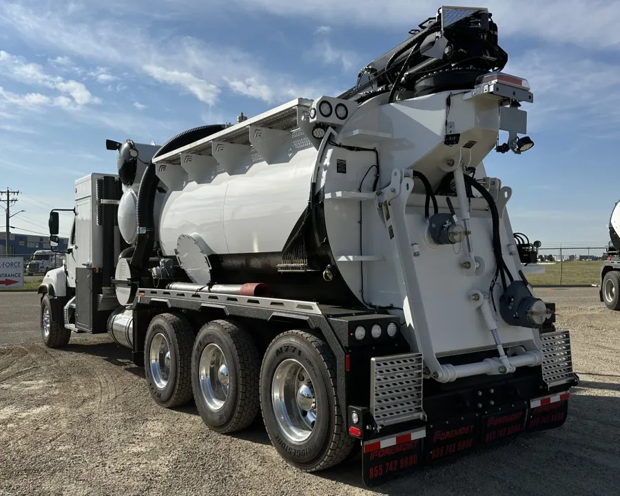 2025 Freightliner 114SD | Photo 3 of 5