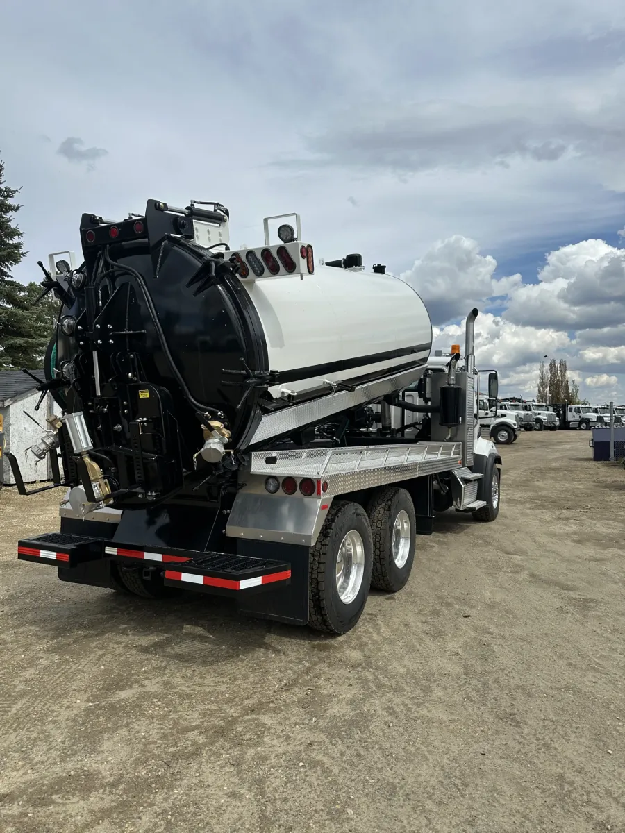 2026 Freightliner 114SD | Photo 4 of 6