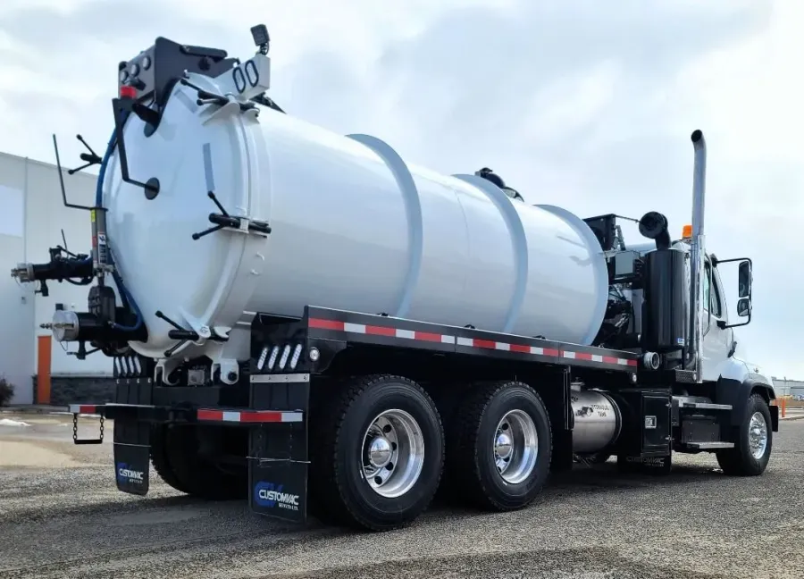 2025 Freightliner 114SD | Photo 4 of 5
