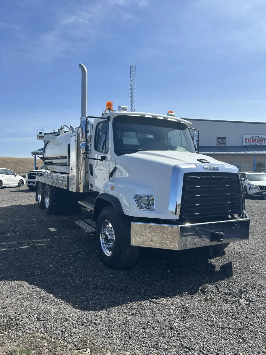 2025 Freightliner 114SD | Photo 2 of 5