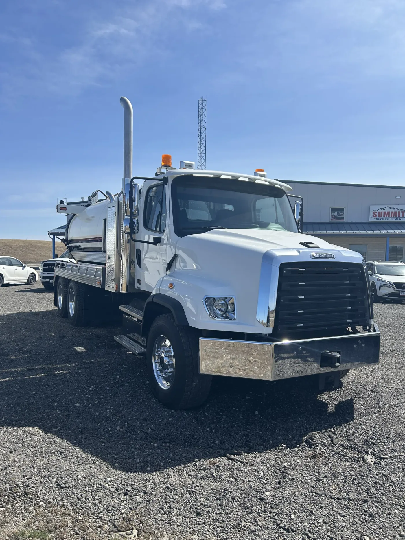 2025 Freightliner 114SD | Photo 2 of 5