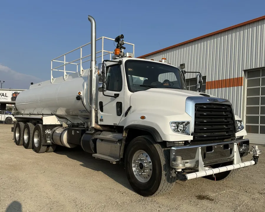 2024 Freightliner 114SD | Photo 2 of 5