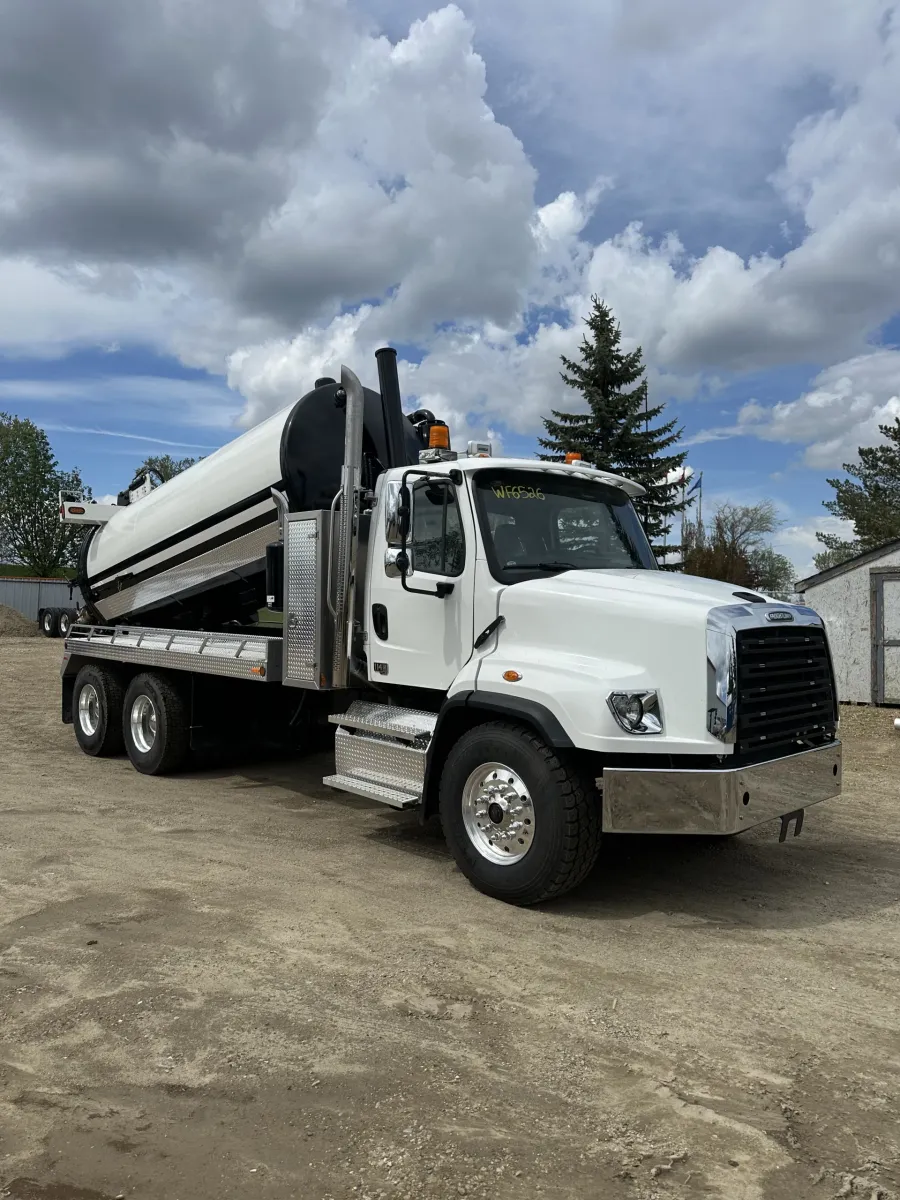 2026 Freightliner 114SD | Photo 2 of 6