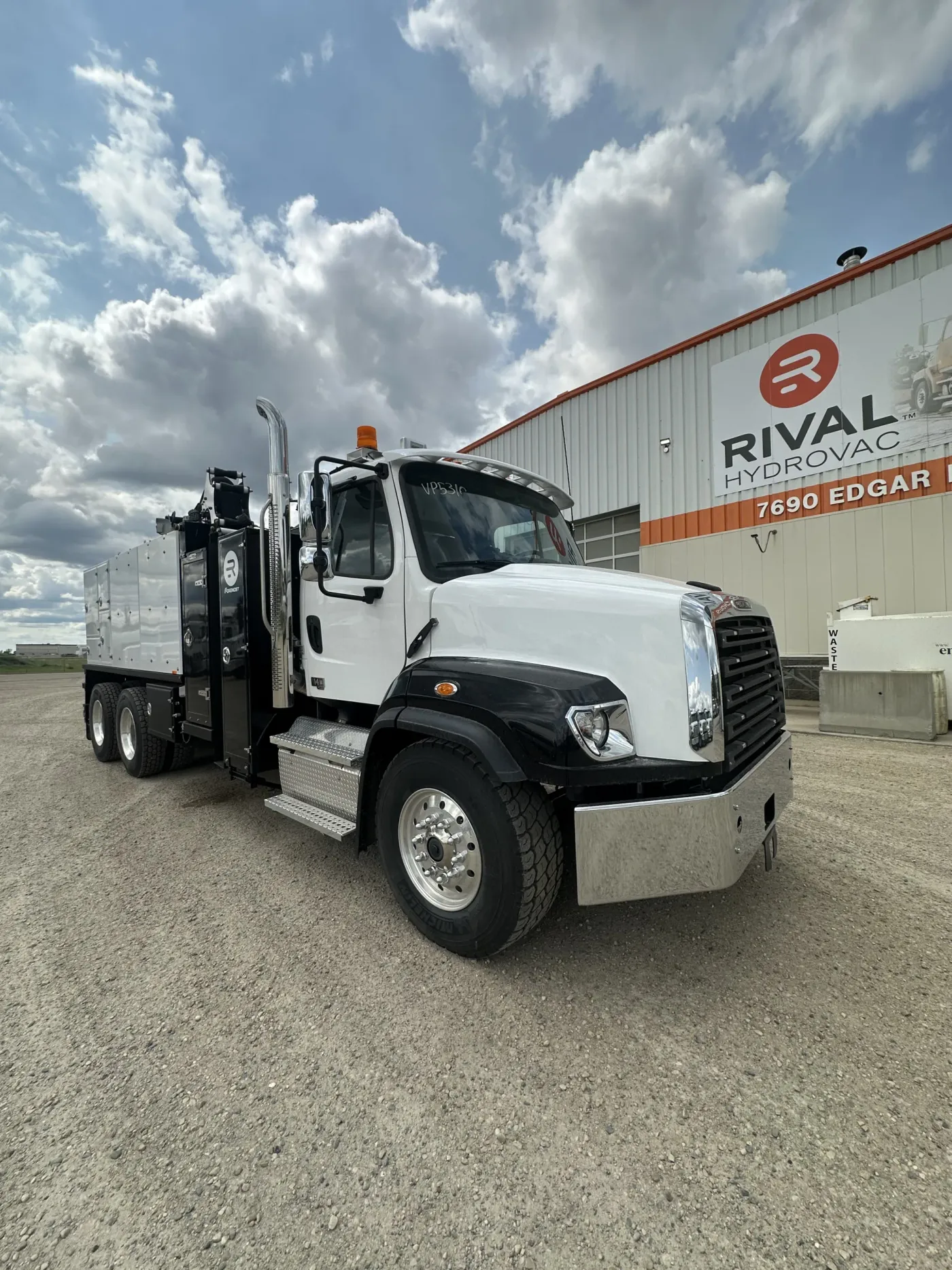 2025 Freightliner 114SD | Photo 2 of 5