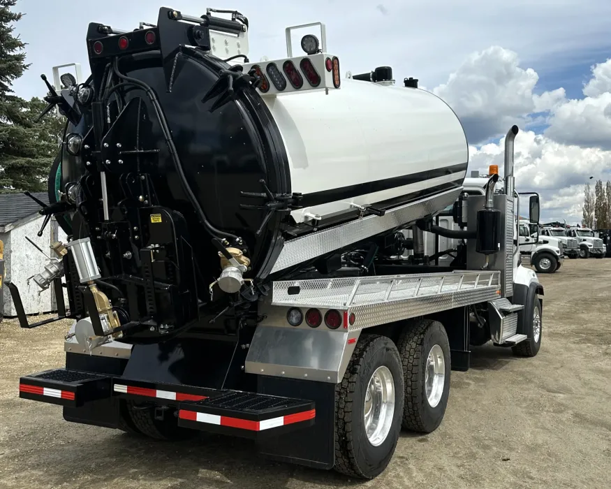 2026 Freightliner 114SD | Photo 3 of 5