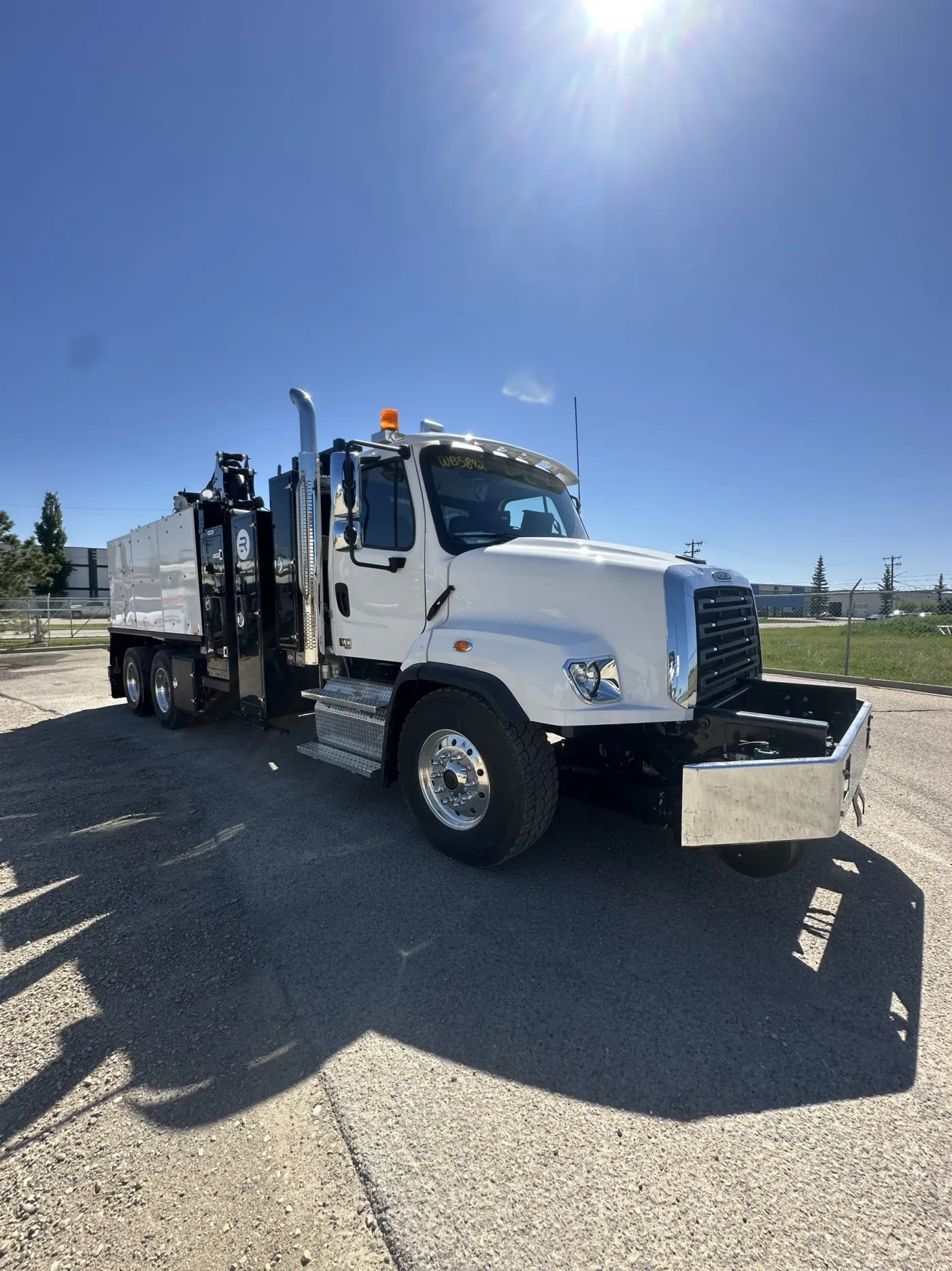 2025 Freightliner 114SD | Photo 2 of 5