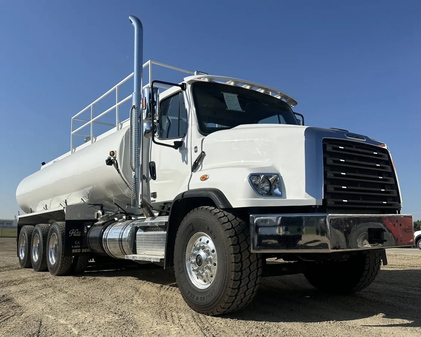 2025 Freightliner 114SD | Photo 2 of 5