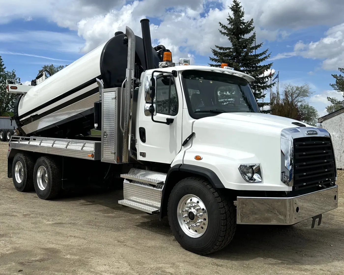 2026 Freightliner 114SD | Photo 2 of 5