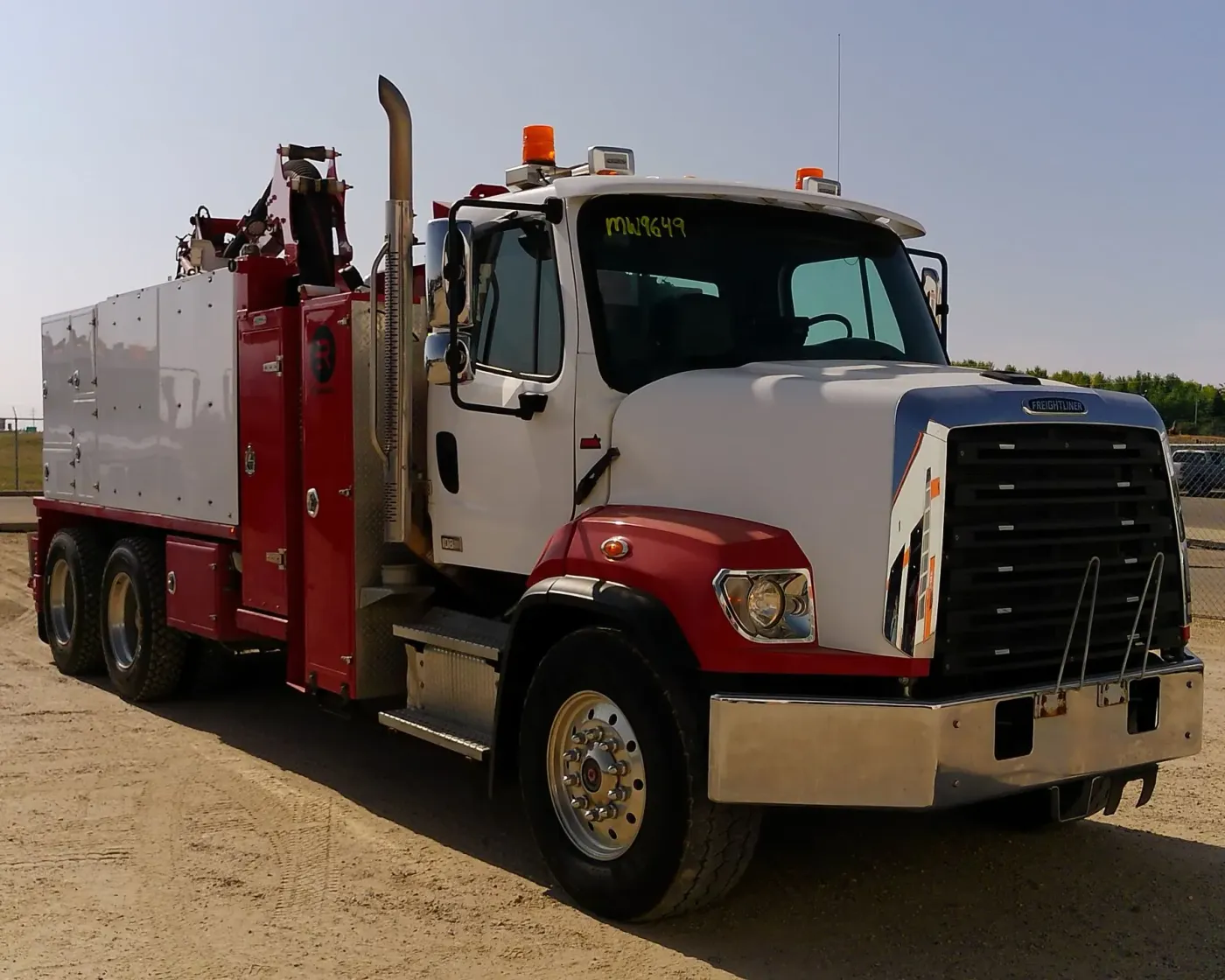 2021 Freightliner 114SD | Photo 2 of 5