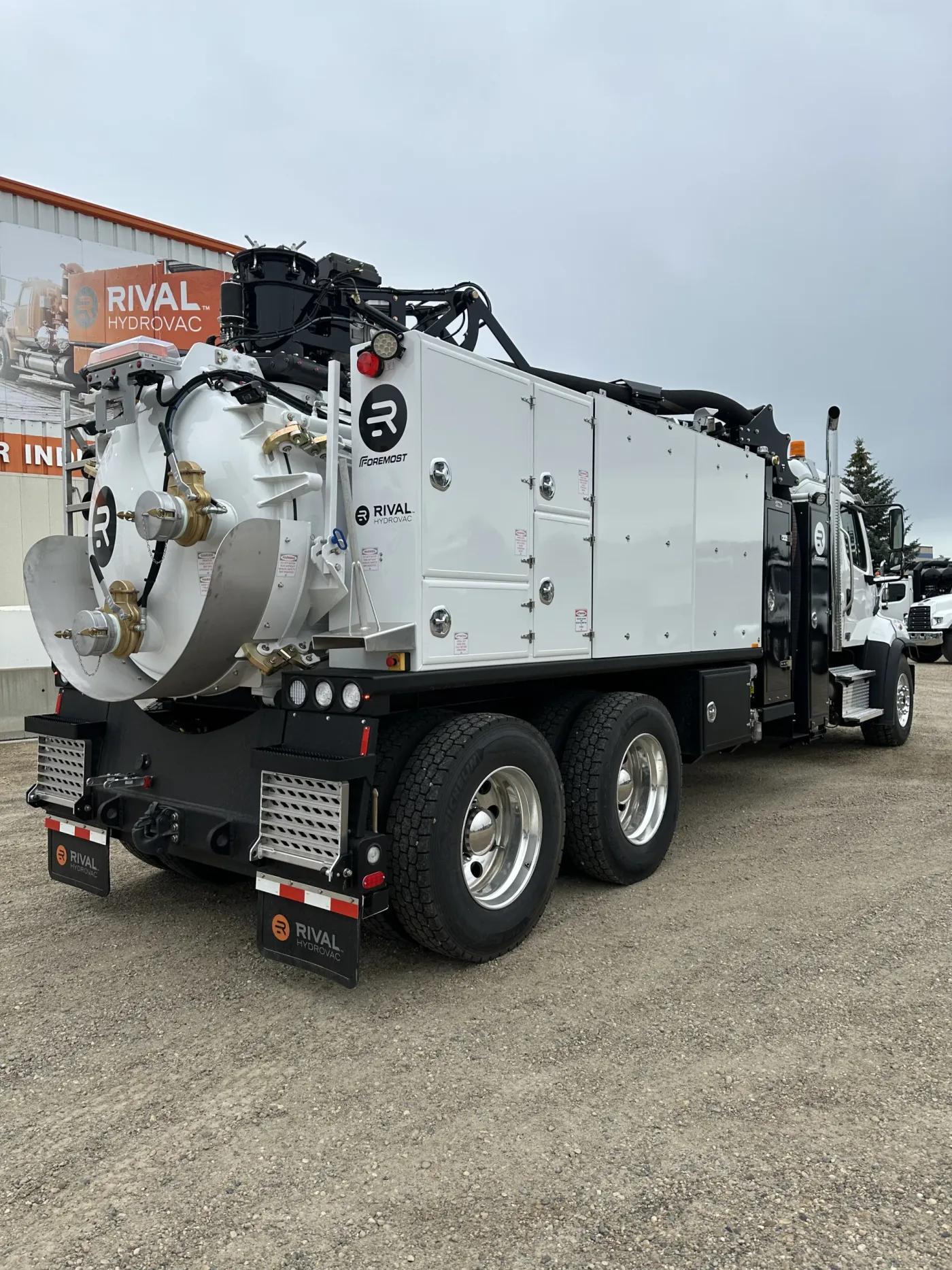 2026 Freightliner 108SD T7 | Photo 3 of 5
