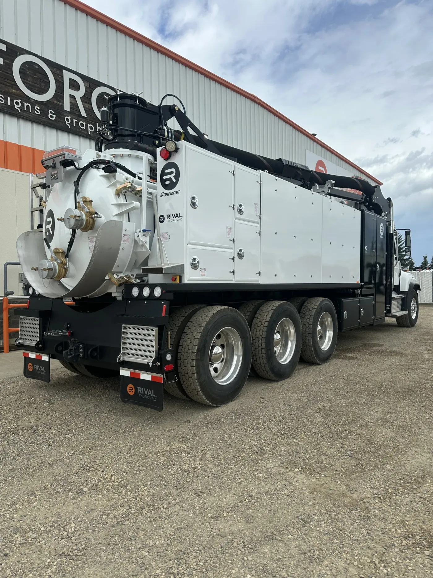 2026 Freightliner 114SD Rival T10 | Photo 3 of 5