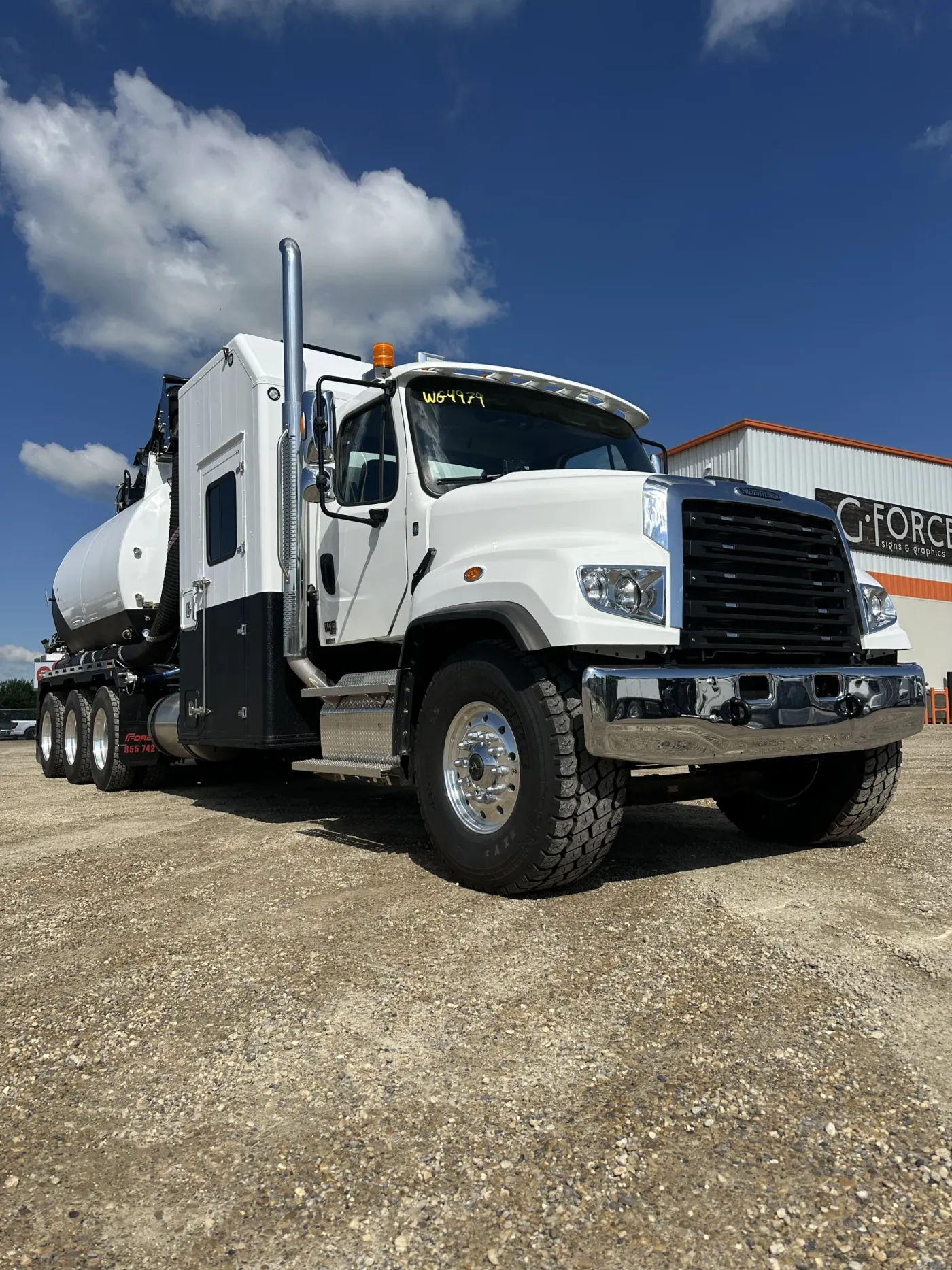 2025 Freightliner 114SD | Photo 2 of 5