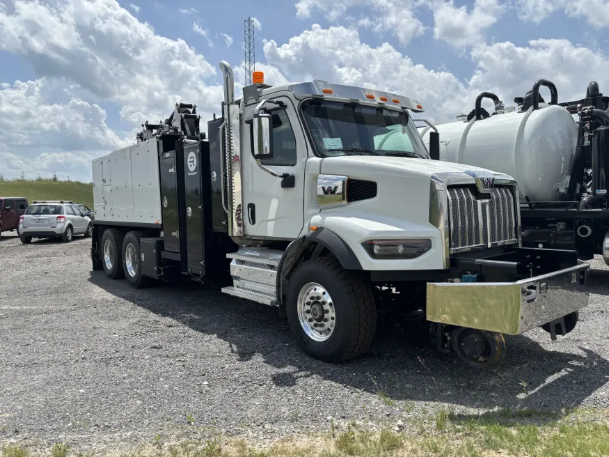 2025 Western Star 47X | Photo 2 of 4