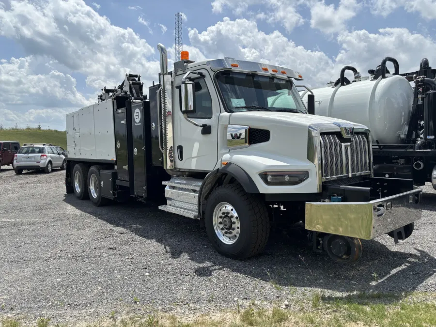 2025 Western Star 47X | Photo 2 of 4