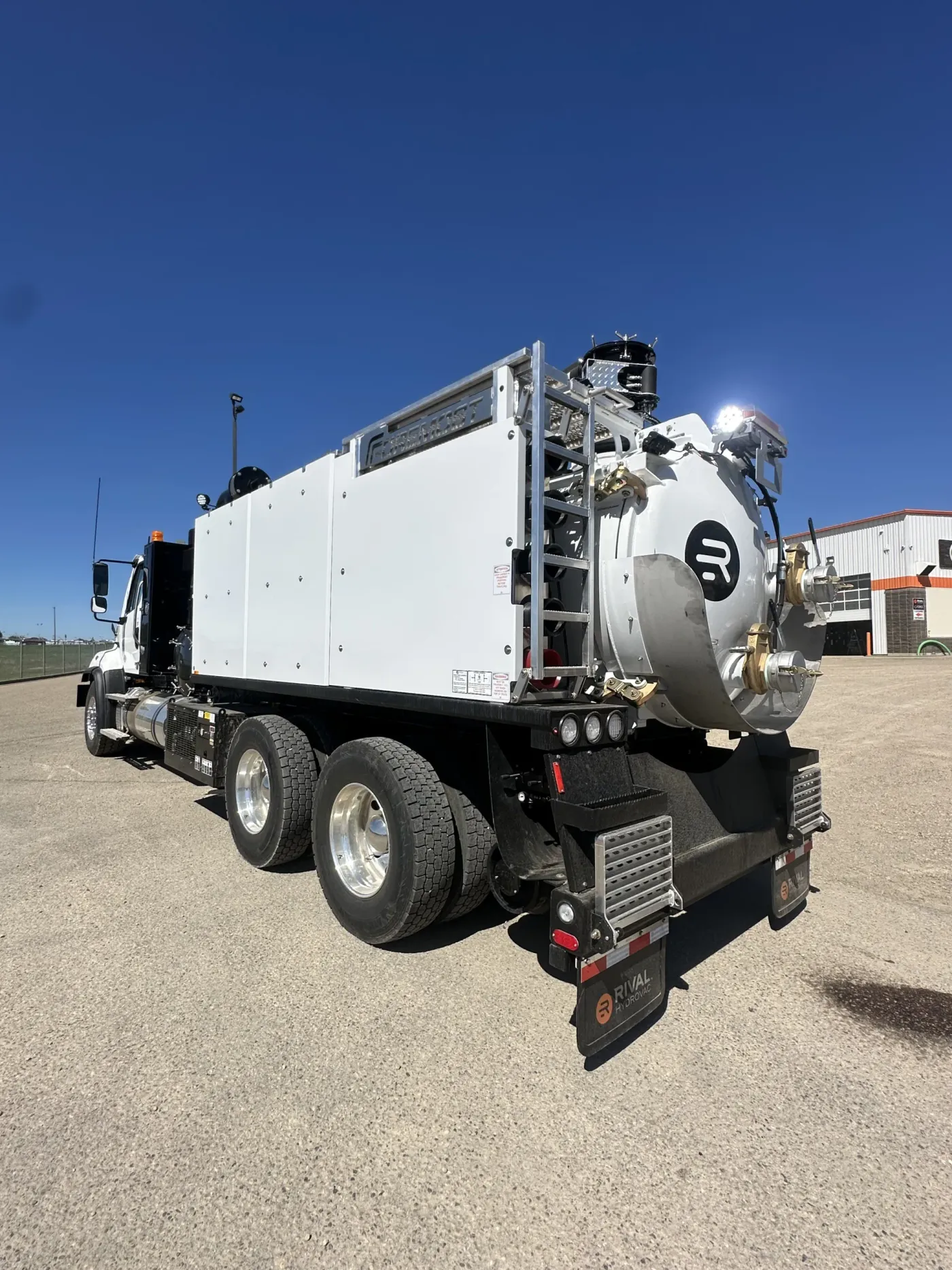 2025 Freightliner 114SD RIVAL T7 | Photo 4 of 5