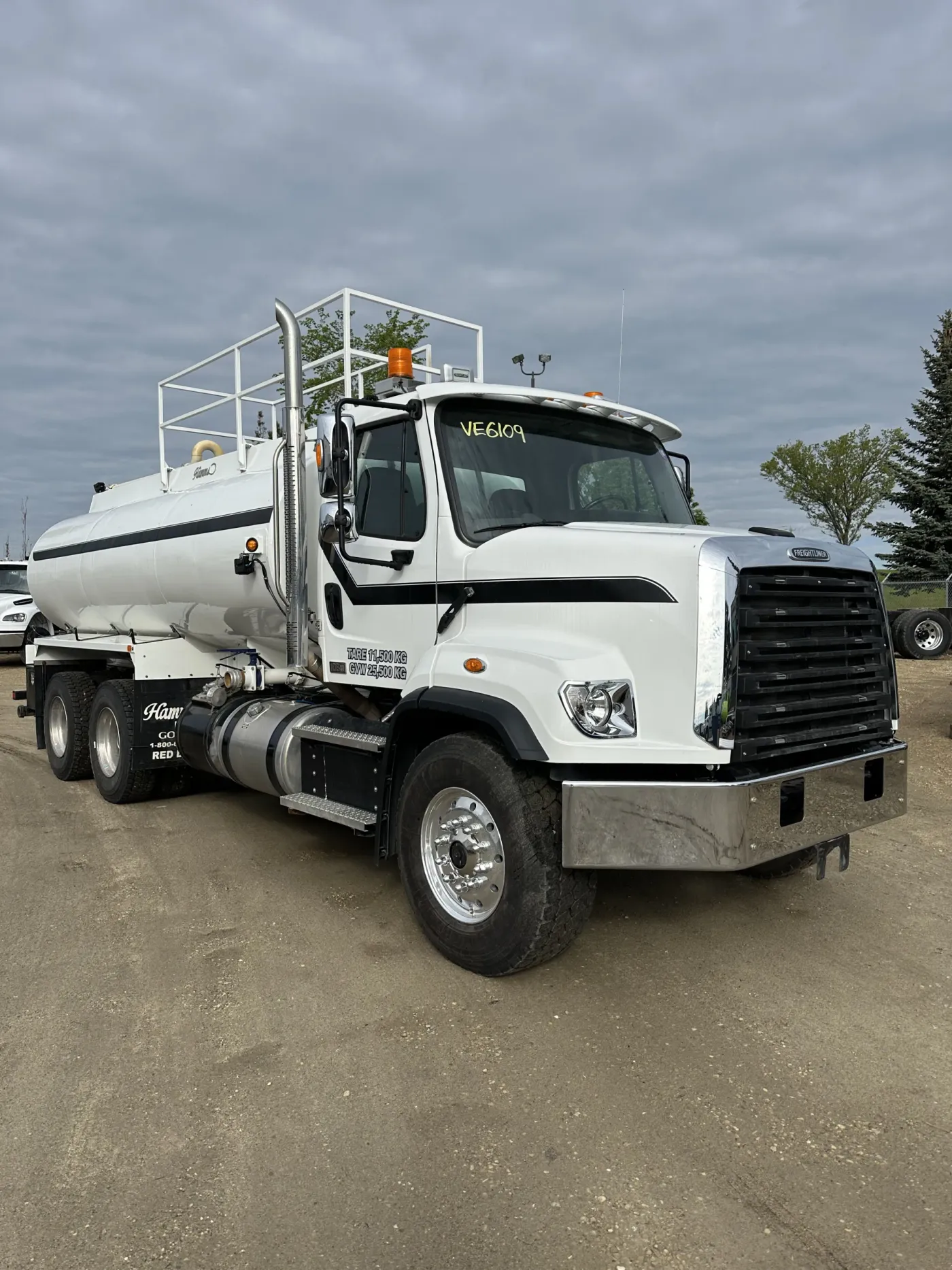 2024 Freightliner 108SD | Photo 2 of 6