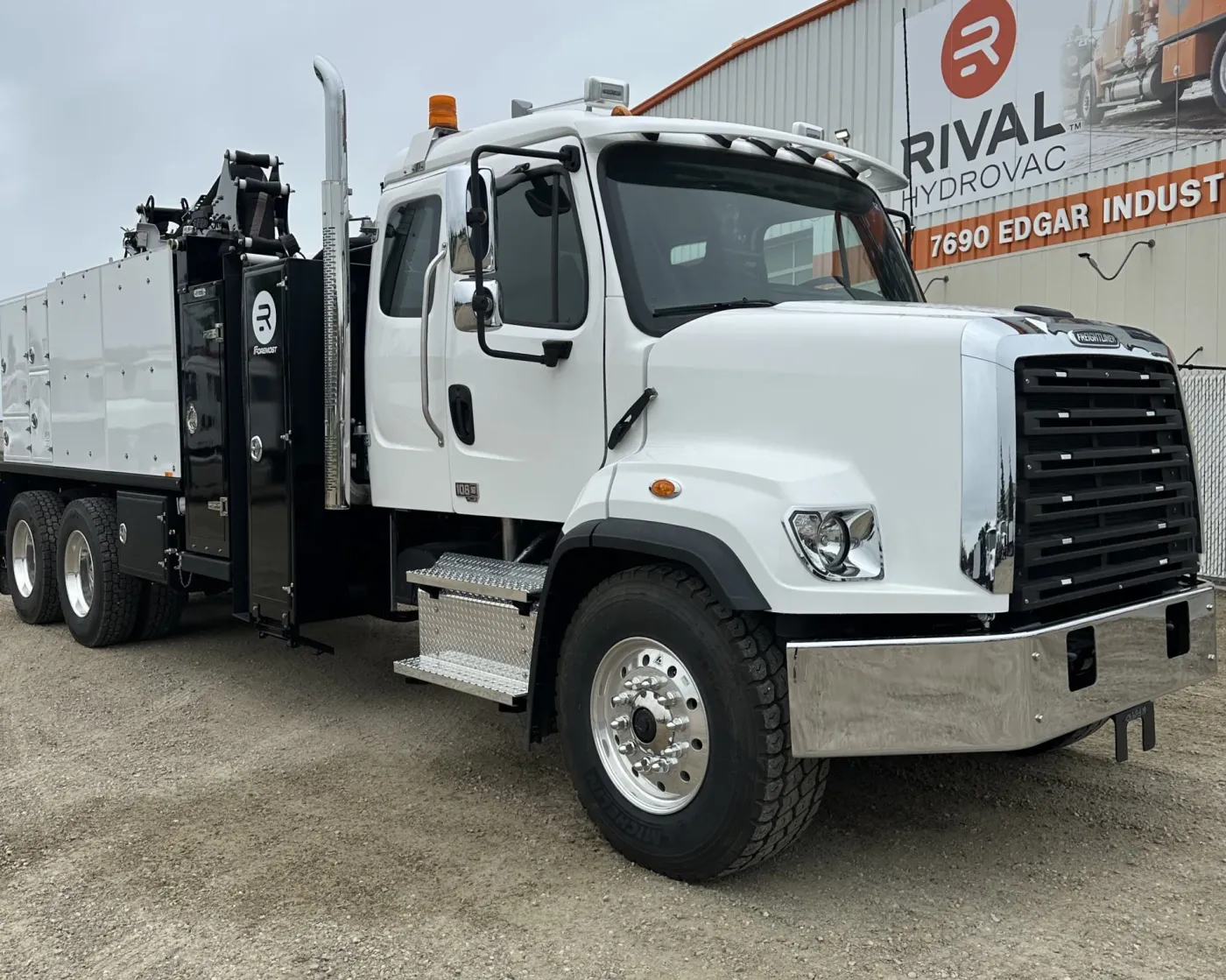 2026 Freightliner 108SD | Photo 2 of 5