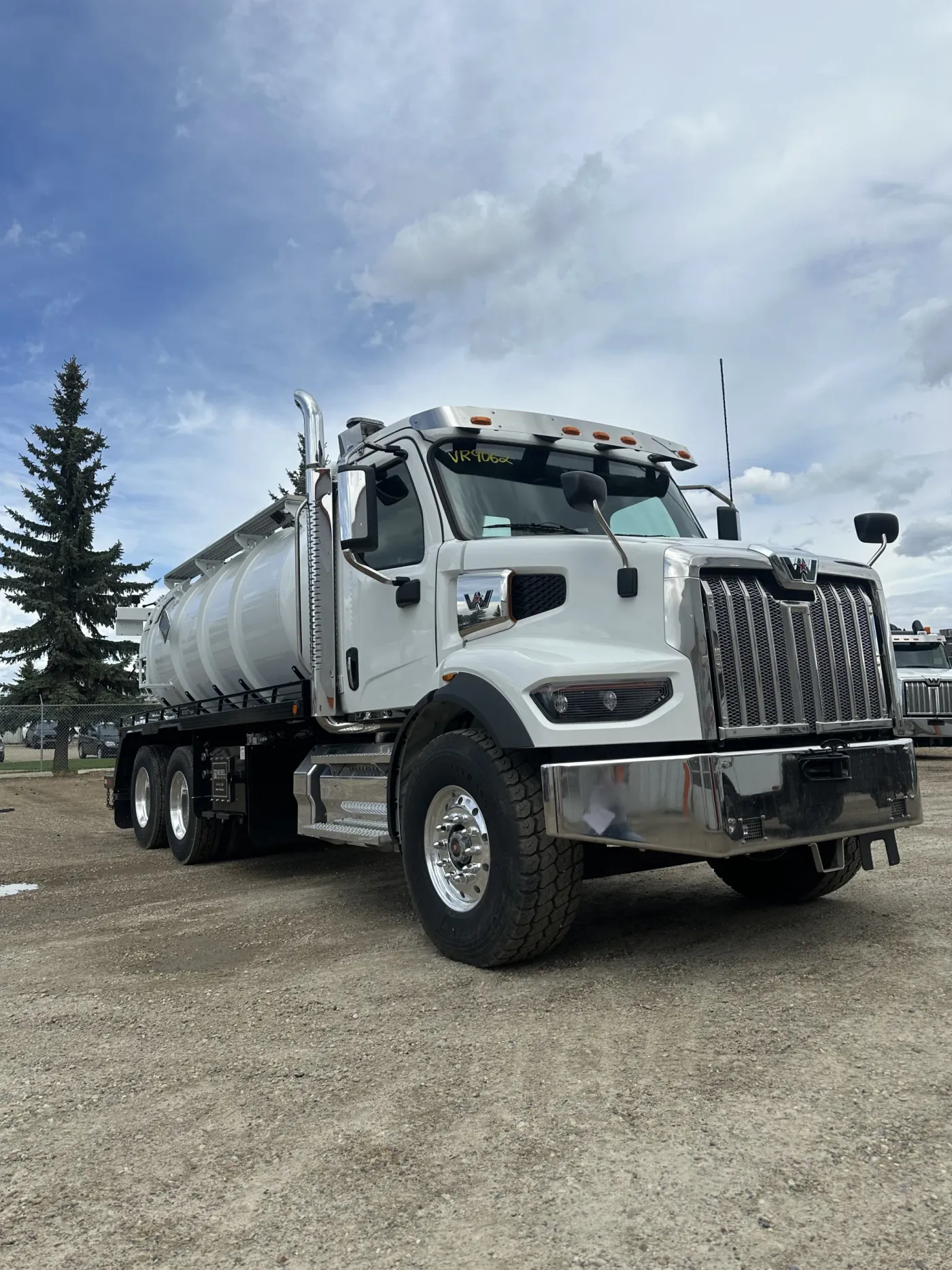 2025 Western Star 47X | Photo 2 of 5