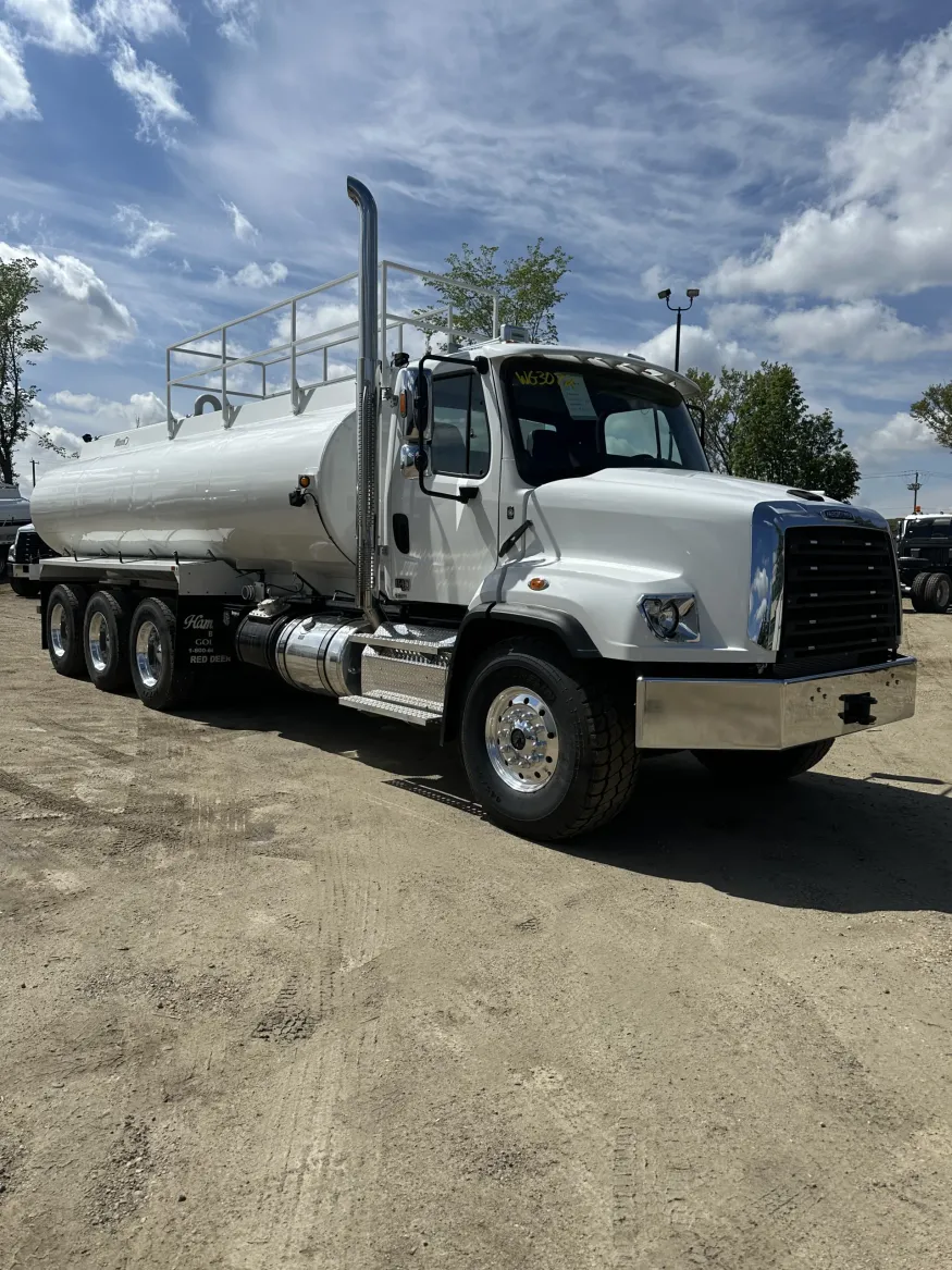 2025 Freightliner 114SD | Photo 2 of 7