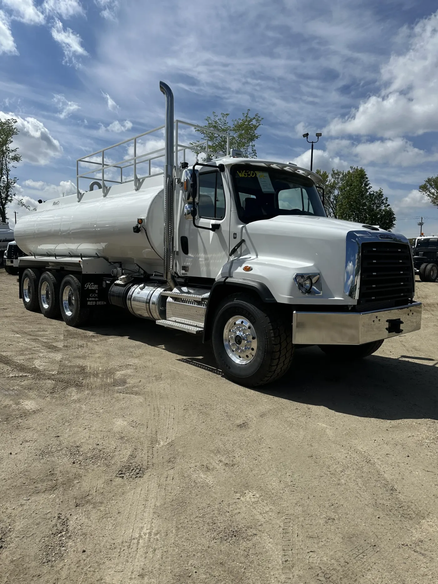 2025 Freightliner 114SD | Photo 2 of 7