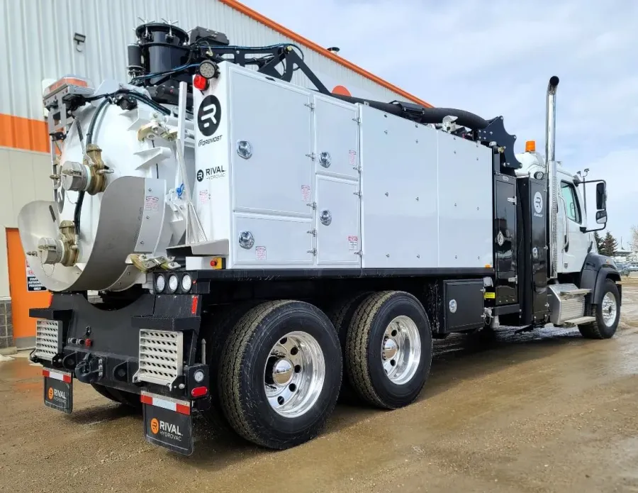 2024 Freightliner 114SD | Photo 2 of 5