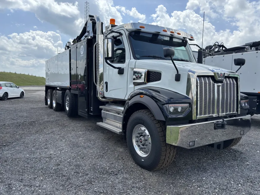 Western Star 47X | Photo 2 of 4