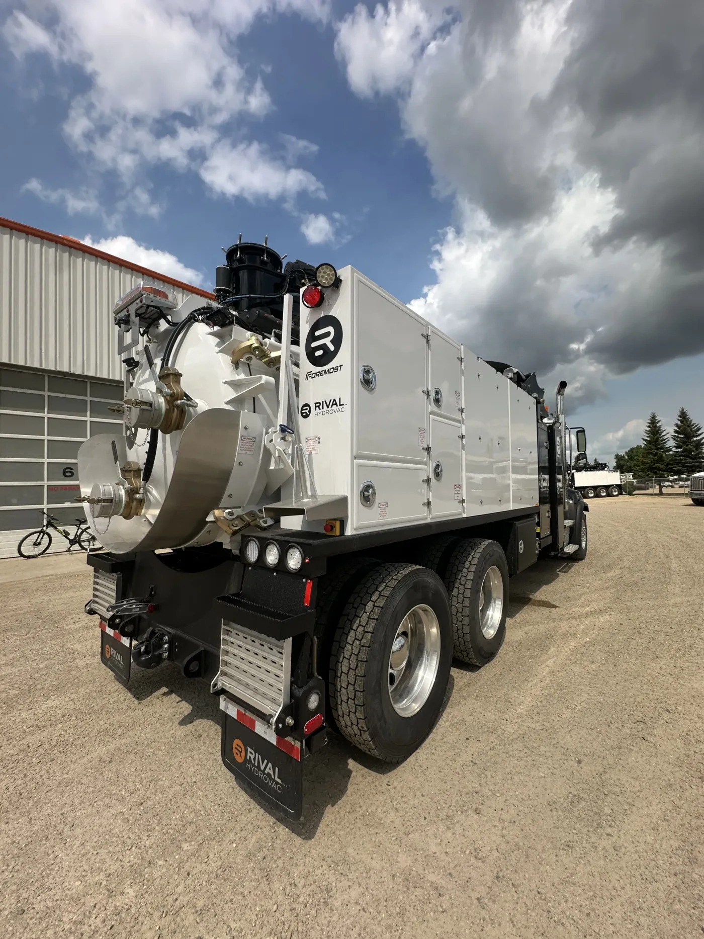 2025 Freightliner 114SD | Photo 3 of 5