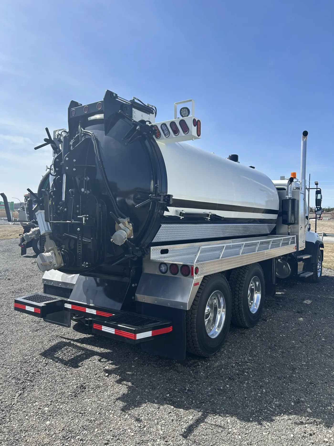 2025 Freightliner 114SD | Photo 5 of 5