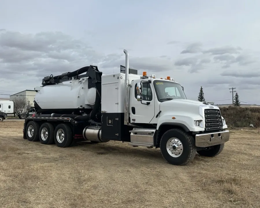 2025 Freightliner 114SD | Photo 2 of 5