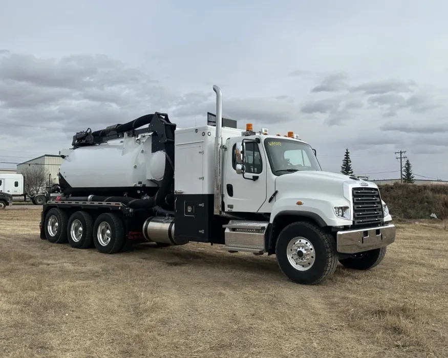 2025 Freightliner 114SD | Photo 2 of 5