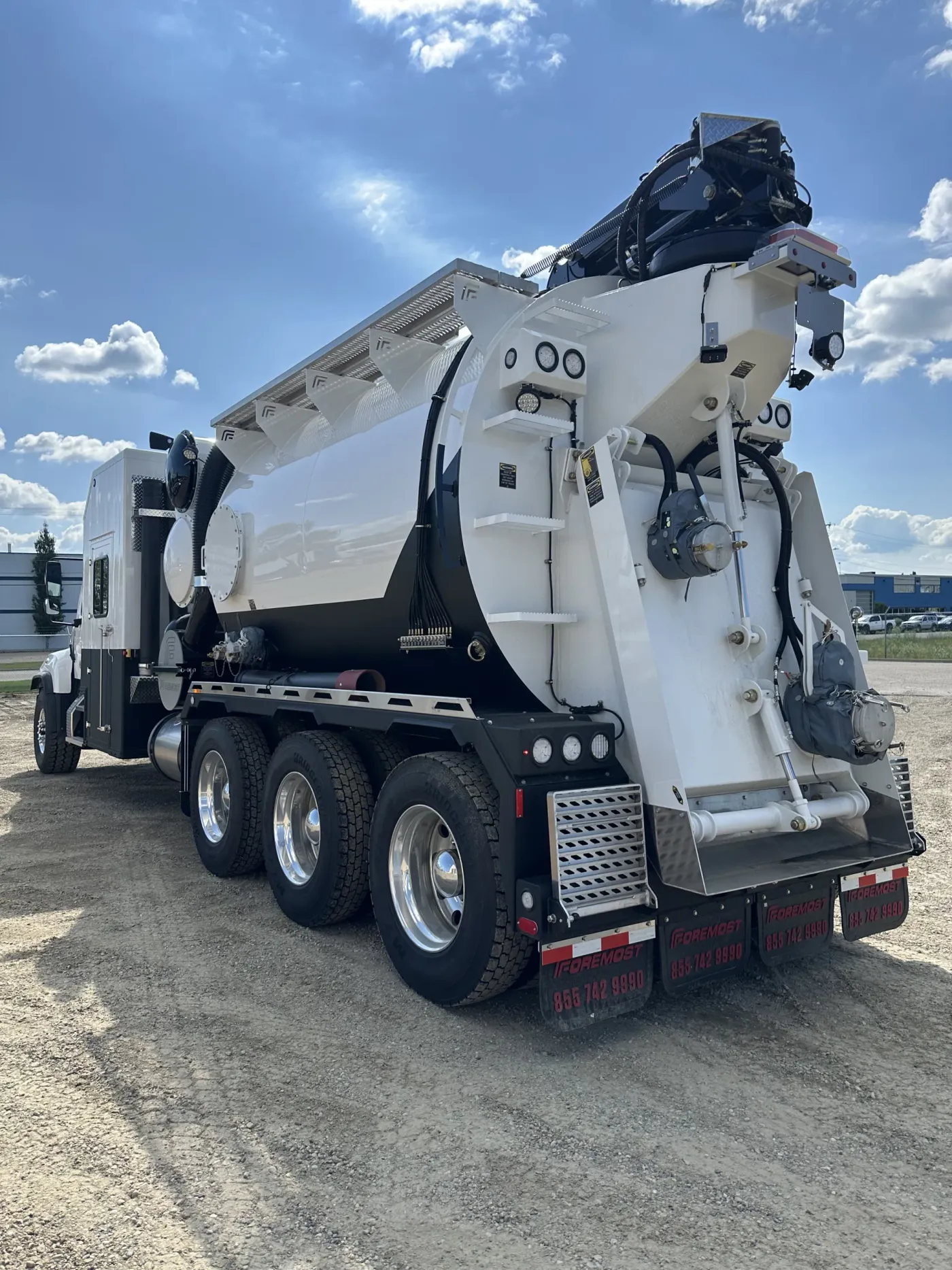 2025 Freightliner 114SD | Photo 3 of 5