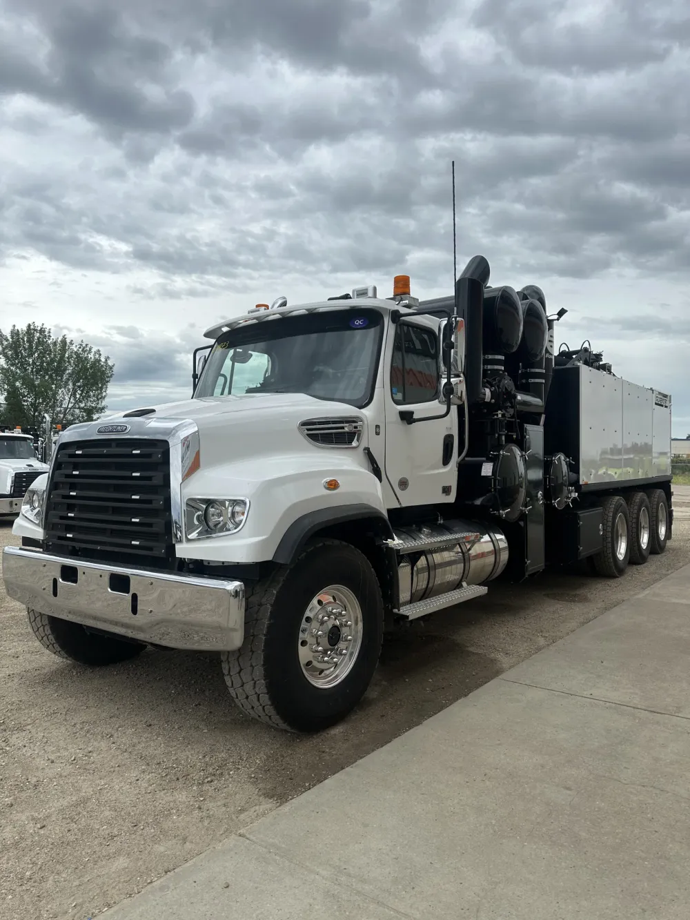 2026 Freightliner 114SD Rival T10