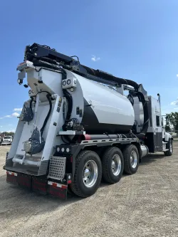 2025 Freightliner 114SD | Thumbnail Photo 4 of 5