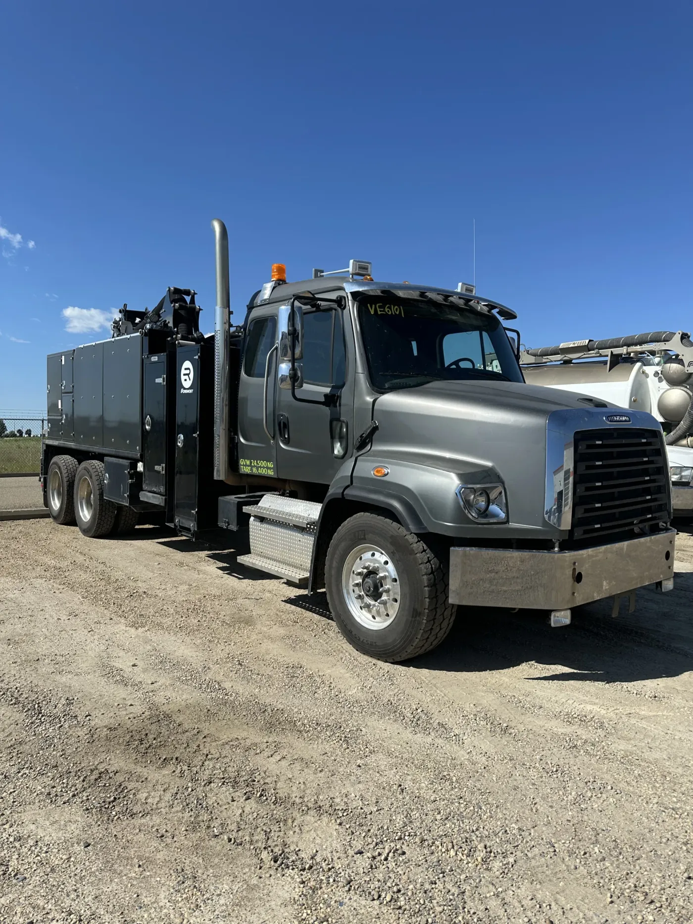 2024 Freightliner 114SD | Photo 2 of 5