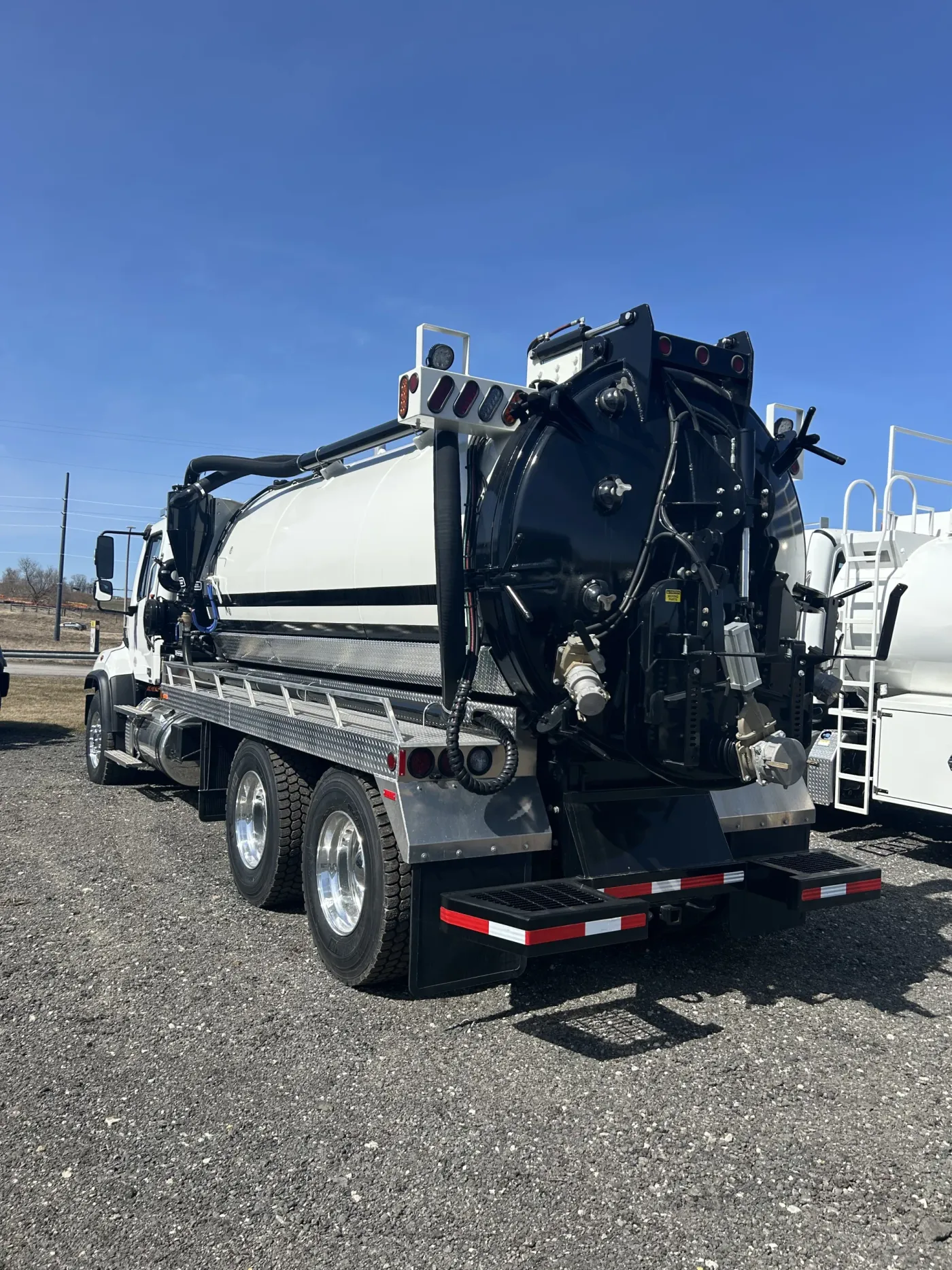 2025 Freightliner 114SD | Photo 4 of 5